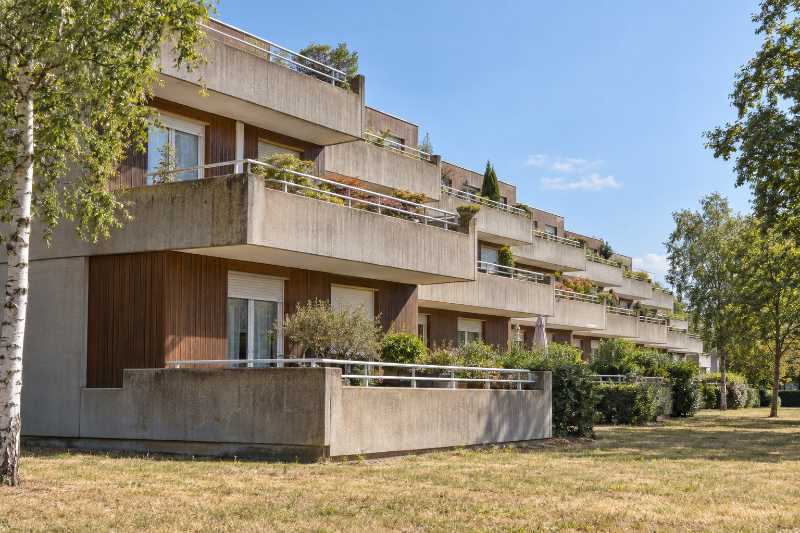 Façade d'immeuble-villa à décrochements successifs, terrasses étagées et garde-corps peints