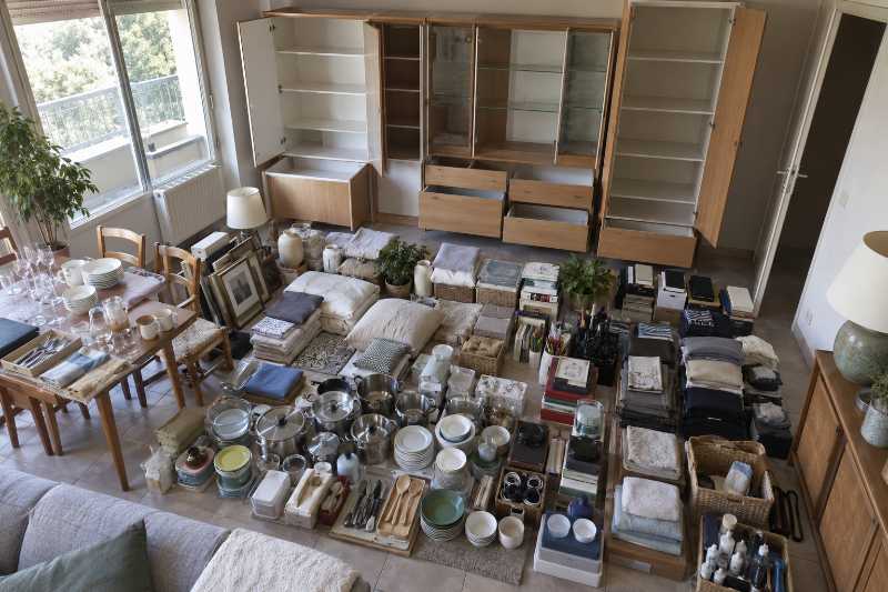 Sol couvert par le contenu des meubles, placards et tiroirs ouverts et vides